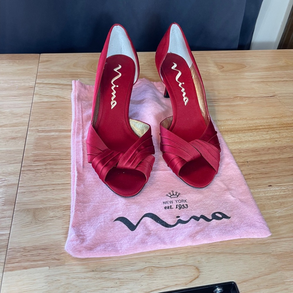 Nina New York Womens Red Satin Peep Toe dOrsay Kitten Heel Pumps Size 11M